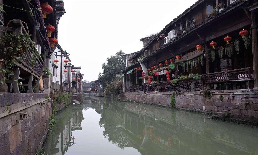凌晨刚下班回宿舍。刚刚准备睡觉，后来突然想吃零食，同事知道了就说陪我一块去，我怕麻烦他这么晚了，又游戏画面